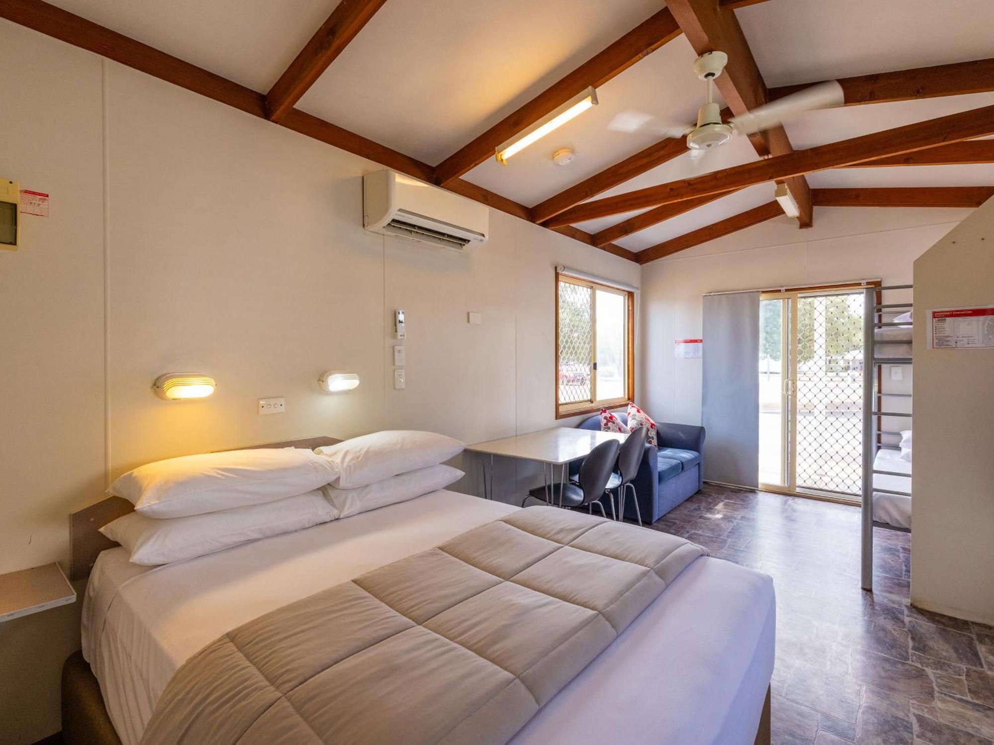 Nrma Dubbo Holiday Park Room photo
